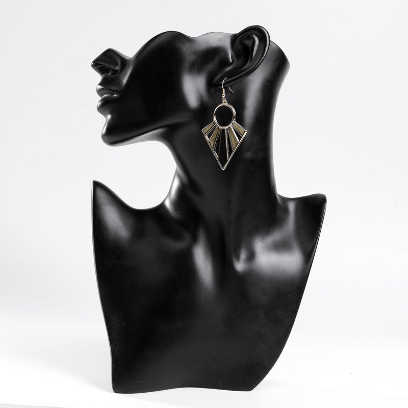 Geometrischer Ohrring aus coloriertem Holz